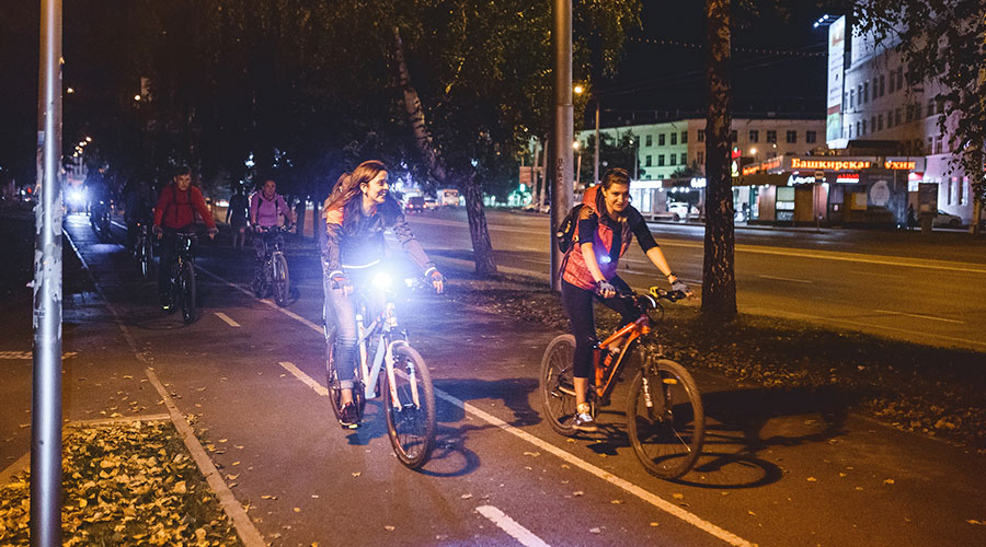 Mensen die s nachts fietsen