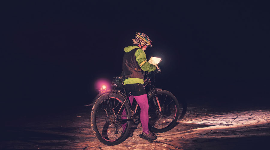 Vrouw fietsen s nachts